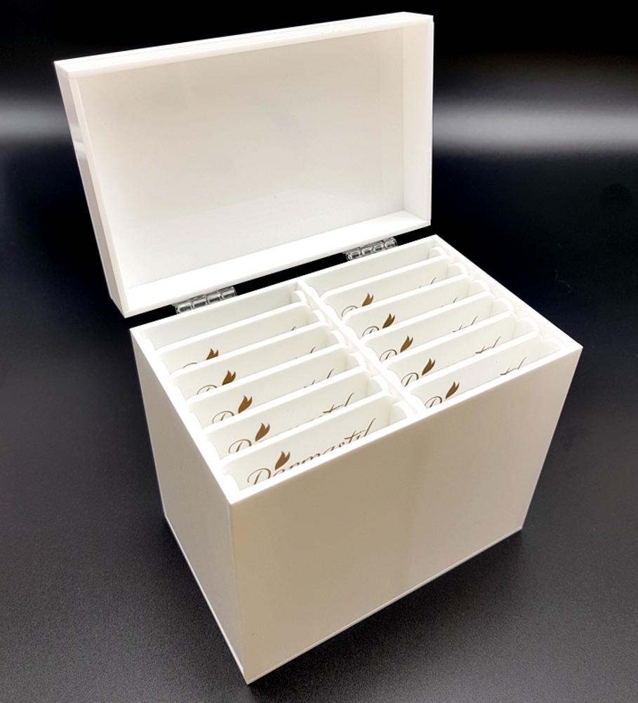Dermastil – Lashbox Storage Wimpernbox Weiß aus Acrylglas mit Gold Details – Aufbewahrungsbox für Wimpernverlängerung – Inklusive 10 Acrylplatten für Lash Extensions